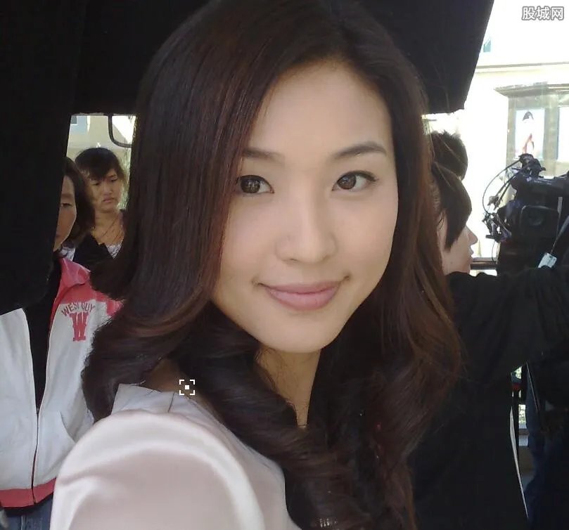 郑雅文真空 一袭西装入镜大秀性感身材