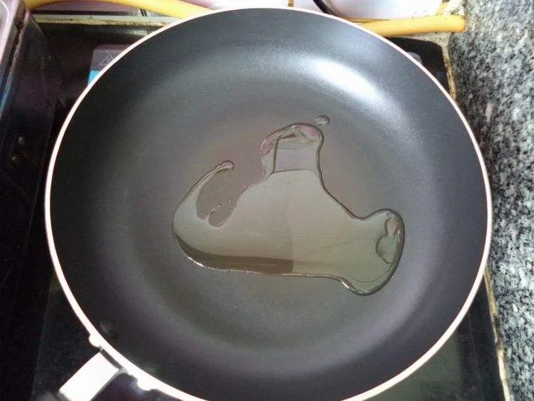 为啥现在大家都爱用平底锅炒菜,是因为流行吗?