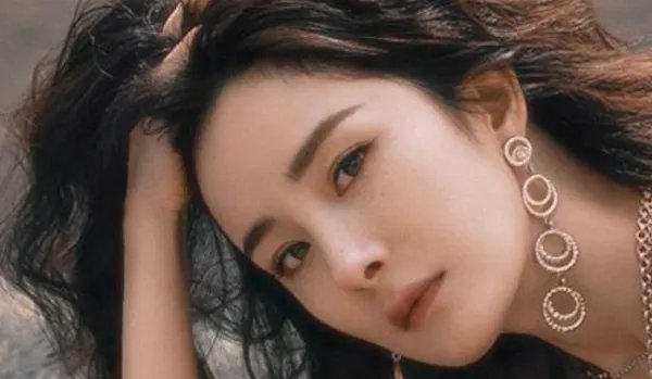 杨幂爸爸回应女儿伤情:一切都好,她在节目中是如何受伤的?