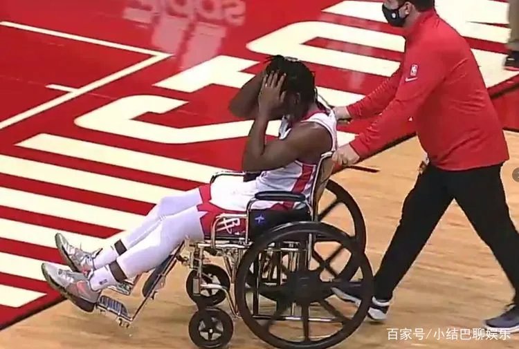 火箭大胜马刺，休城小将受伤坐轮椅离场了吗？