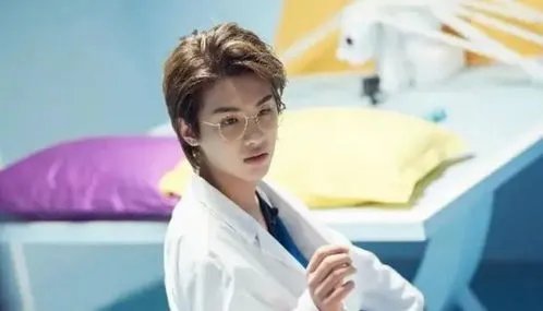 黄明昊走秀假摔,这个假摔能打多少分?