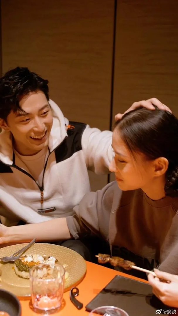 刘嘉玲曝何超莲早已秘婚“很出名的男演员”!会是窦骁吗?