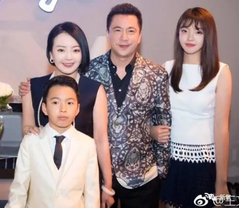 王中磊闺女晒长腿照，娱乐圈大佬们的千金都长什么样？