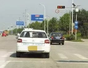 女子开车上路不慎撞死过路老人为什么判他人担责？