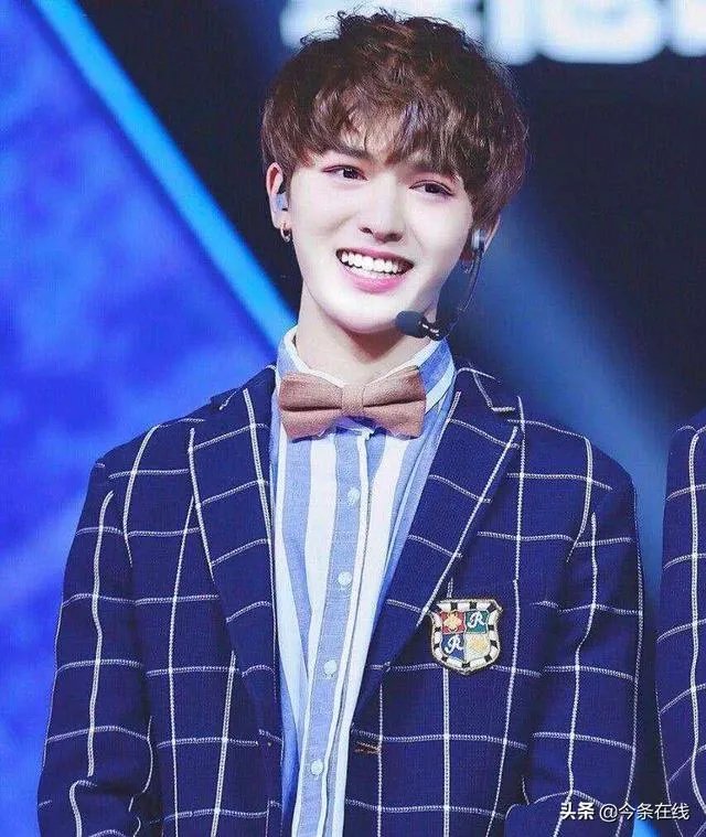 黄子韬朱正廷逛街被偶遇，两人过七夕，这三对明星友谊也很好，到什么程度？