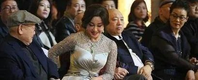 如何评价董卿的长相?