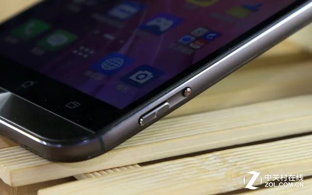 华硕鹰眼ZenFone Zoom：纤薄的3倍光变