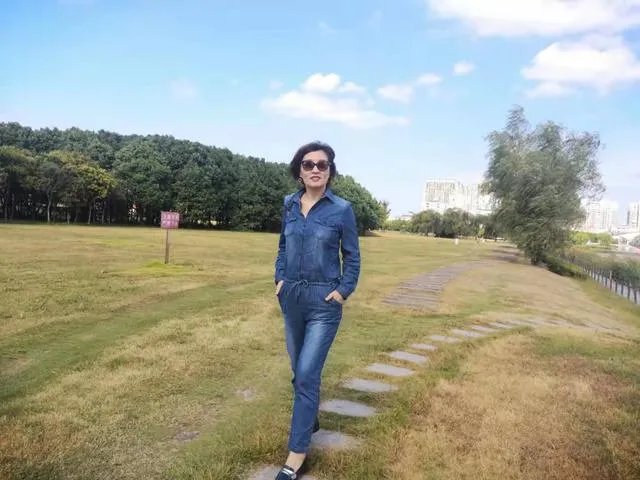 大家能否推荐下适合职场女性的服装品牌？穿上走路带风那种？