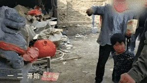 大衣哥家门被踹上热搜，如何看待大衣哥村子里的人？