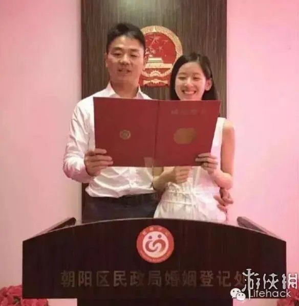 爸爸抱女儿,奶茶妹妹刘强东屋内饭合影 网友:见娘家人?