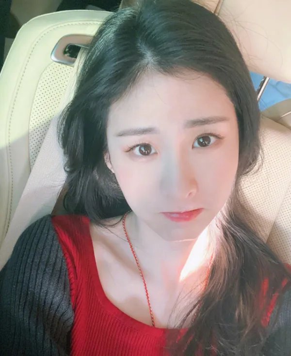 一件事情华晨宇也在微博里面阐述了一个这个女儿真的是非常的可爱