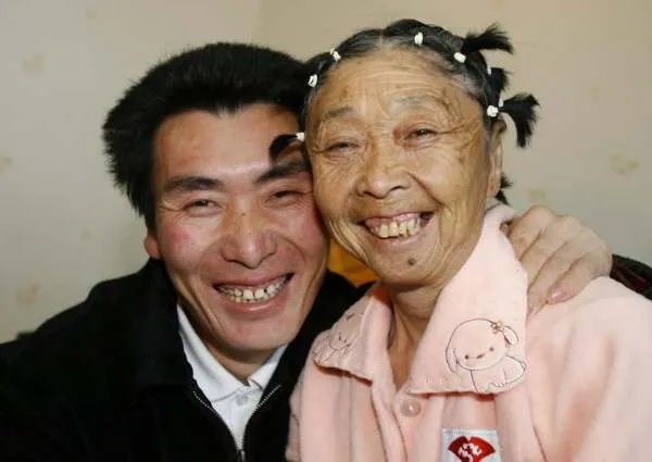 当年声称自己不后悔，娶了60岁整容老太的25岁小伙子，现在怎样了？