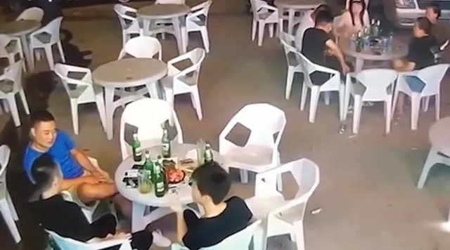 警方通报小车冲过夜市撞飞数人，处理结果是什么？