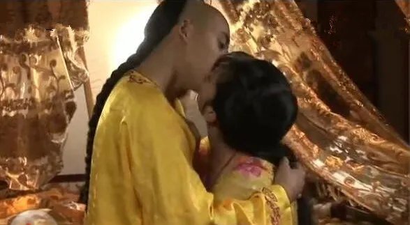 张睿阚清子床戏吻戏图片曝光 两人亲热戏受导演亲自指导