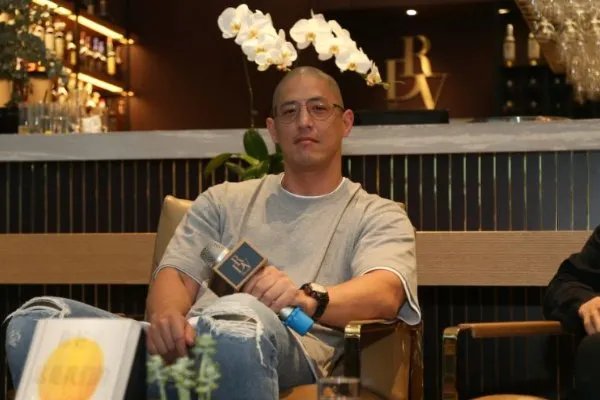 蒋友柏15年童话婚姻破灭后续，女助理上位是真是假？