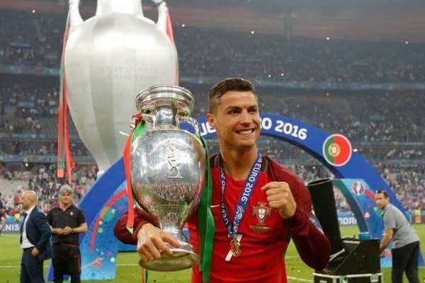 C罗破贝利进球记录，他在足坛的地位有多高？