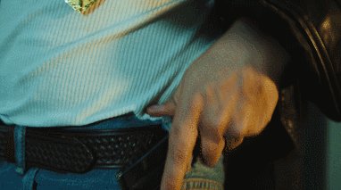 华人小胖新作出炉 花式换弹只为搏美女欢心