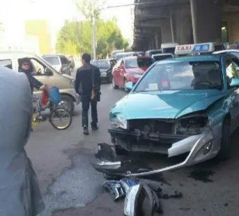 “横空旋转、碎片四溅”黑龙江女出租车司机迎头撞向公交车,到底怎么回事?