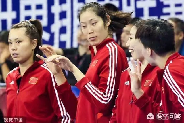 北仑站女排最后一战，大美女姚笛在场下捂嘴偷笑，朱婷还手舞足蹈的发生了什么？