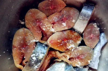 别人给的白洋淀的熏鱼，怎么吃啊直接吃吗