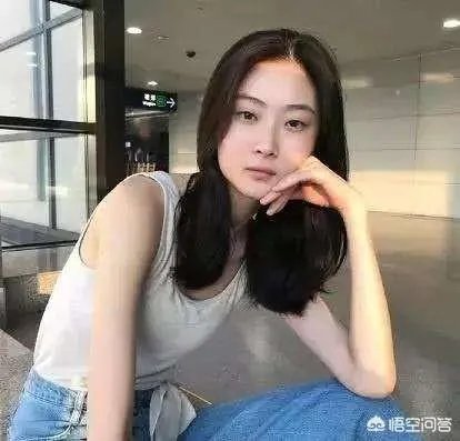 D&G拍摄涉嫌辱华广告的中国模特被网友扒出,叫左也,你觉得她有错吗?