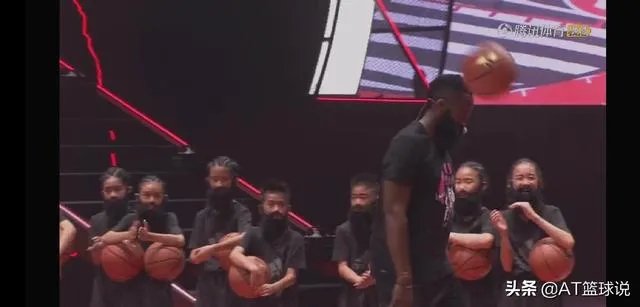 哈登与小朋友比三分惨负。网友盛赞哈登人品好,主动让球,还给小朋友送鞋。如何评价?