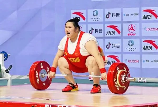 李雯雯轻松打破三项记录，为什么说她天生为举重而生？