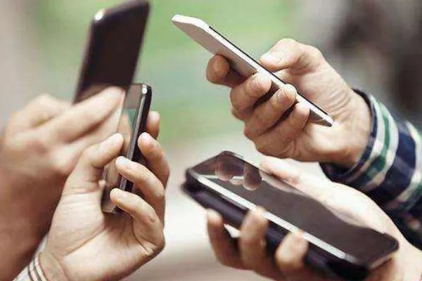 压垮成年人只需一个家长群，你认同这句话吗？