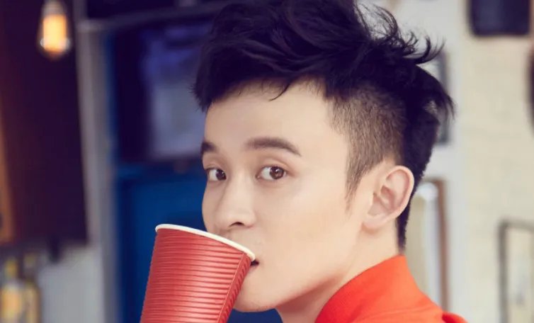 孙怡这波恩爱秀得狠!如何看孙怡穿董子健的西装遛机场?