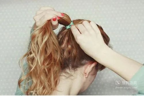 清爽型中长发花苞头的扎法图解
