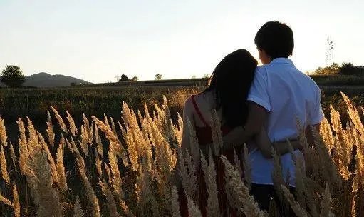 在两性关系中，一个男人最经不起女生怎样撩呢？