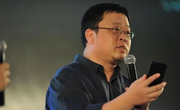 罗永浩调侃“老东家”新东方引争议，这样的带货方式为何会引发争议