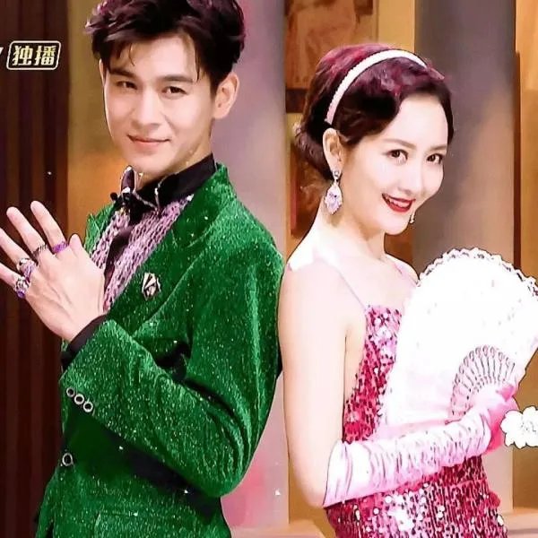 他苦追袁姗姗四年，后与王鸥订婚，还是杨幂同学，他究竟是谁？