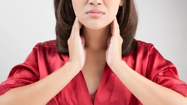 警惕女性脖子变粗的信号！甲状腺健康不可忽视