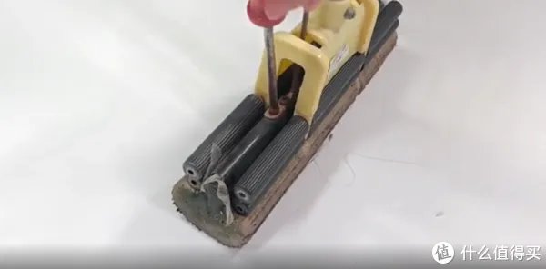 拖把头怎么换？如何2秒更换拖把头？遇到这种老款拖把我建议你扔了