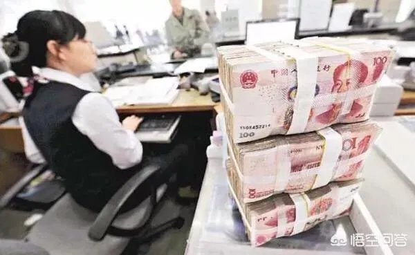 如何看待老人64年前银行存了5万,如今变成20多元,老人怒砸银行柜台?