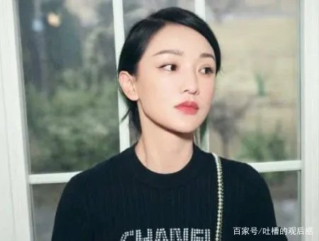 周迅和绯闻男友聚餐被拍，素颜出镜穿着随意，她的状态如何？