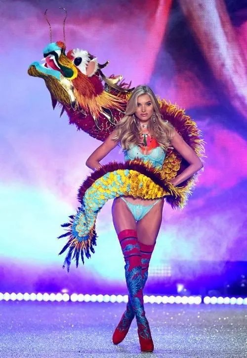 如何看待张靓颖登上2017维多利亚的秘密大秀的演唱嘉宾?