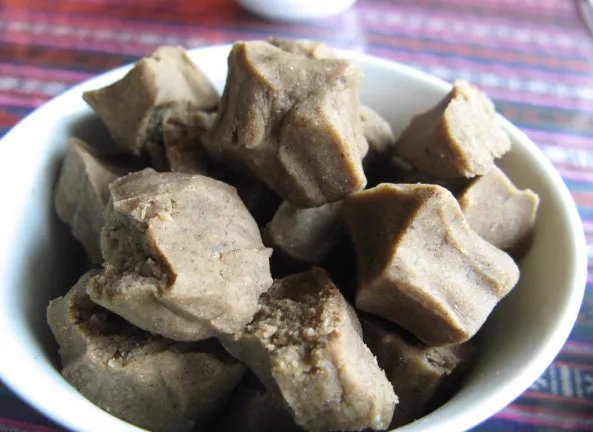 一家三口到稻城亚丁旅游三天,有哪些景点住宿和美食值得推荐?