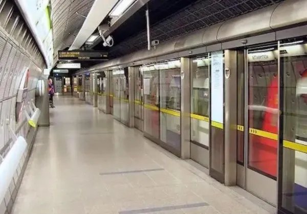 武汉地铁车厢里，黑衣男子突然抱起女孩往外跑！他们之间是什么关系？