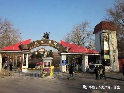 去北京北影厂当群众演员容易吗？需要具备什么条件啊？听说走群众演员这条路很辛苦甚至很难维持下去是吗？