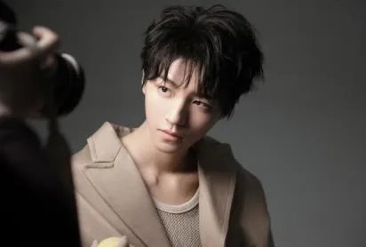 王俊凯露肩锁骨杀！男人锁骨怎么练才明显？