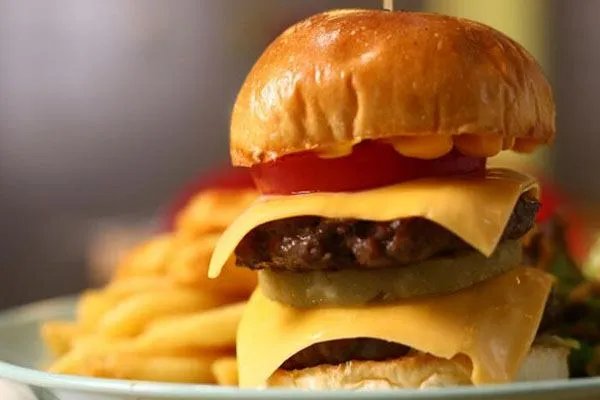 麦当劳回应顾客投诉汉堡发臭是芝士味道，对此你有何看法？