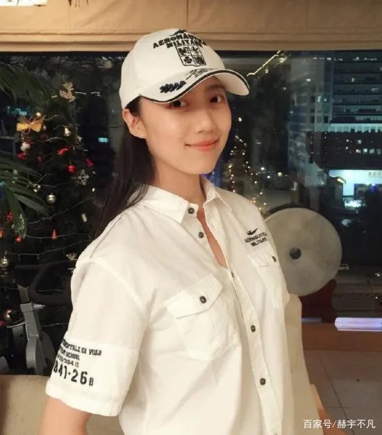 吴若甫老婆年轻貌美，穿白衬衫气质清纯，比老公小20岁是不是也很配？