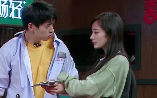 被曝月底官宣领证后,杨幂魏大勋现身心情好,恋情是否已经实锤?