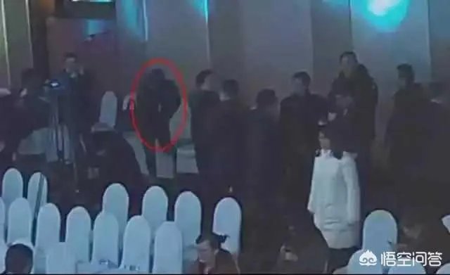 男子“八进宫”在派出所痛哭，老婆每次说同一句话“我们等你回来”，这事你怎么看？