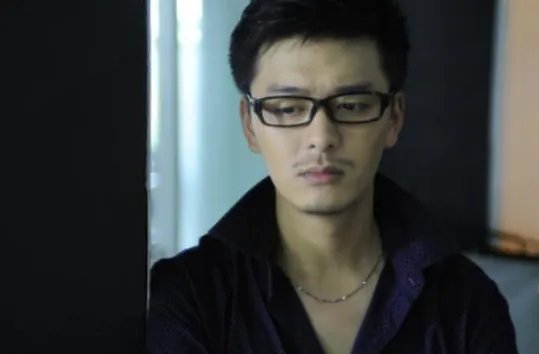 他苦追袁姗姗四年，后与王鸥订婚，还是杨幂同学，他究竟是谁？