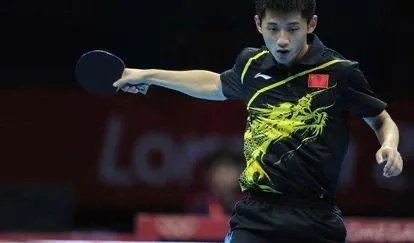 张继科曾两次掉井盖,致使他掉井盖的原因是什么?