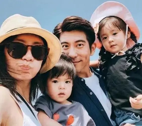 修杰楷为小女儿庆生，贾静雯与孩子似姐妹，贾静雯是如何保养的？