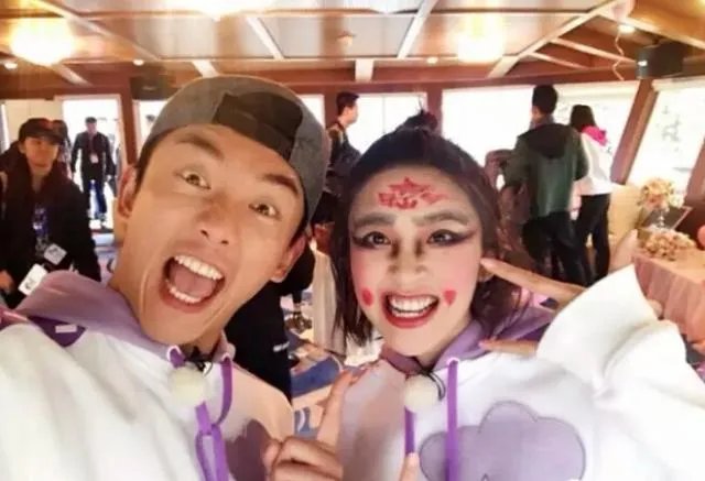 唐艺昕到底夸了郑恺什么?引发两队粉丝再次开撕,非要她道歉?